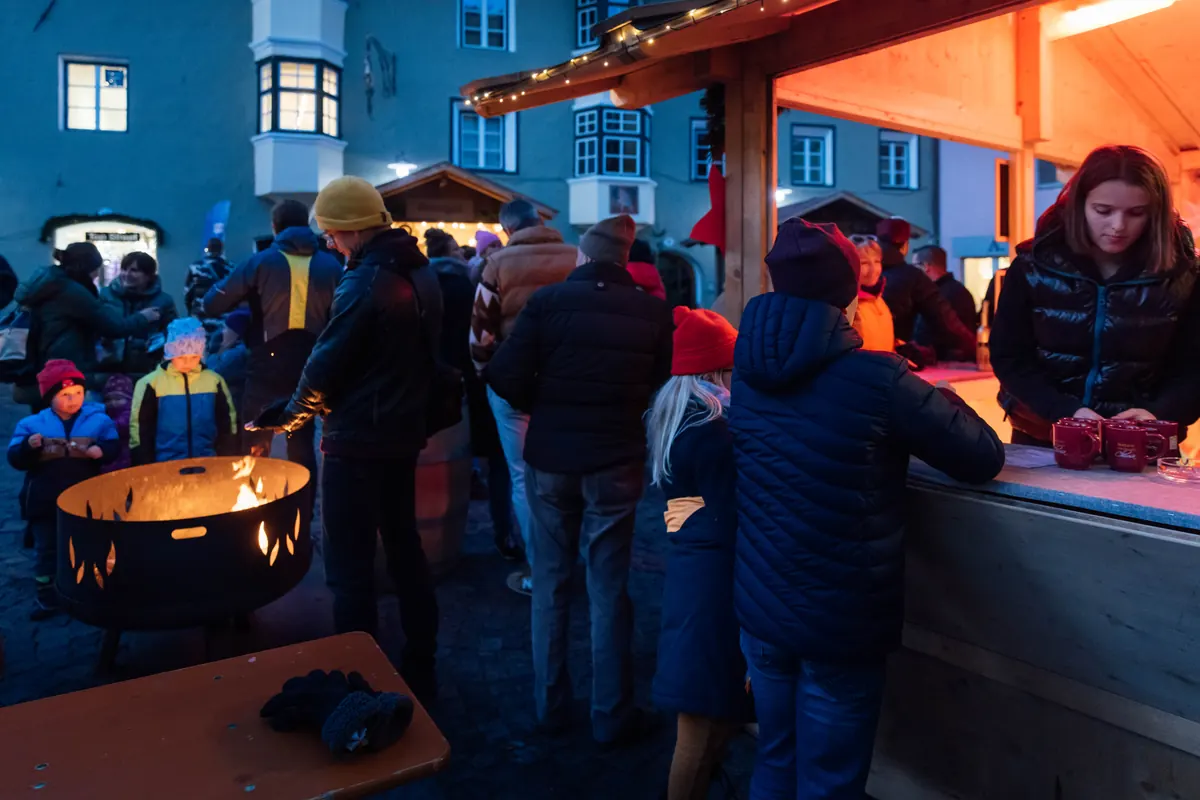 Beleuchteter Weihnachtsmarkt in Klausen